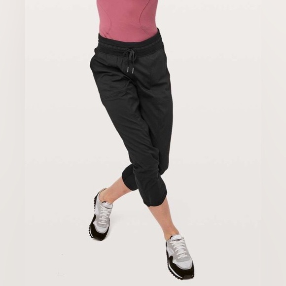 Lululemon Dance Studio Crop *25, size 8, black, adjust hem to customize fit

#93 - Picture 2 of 10